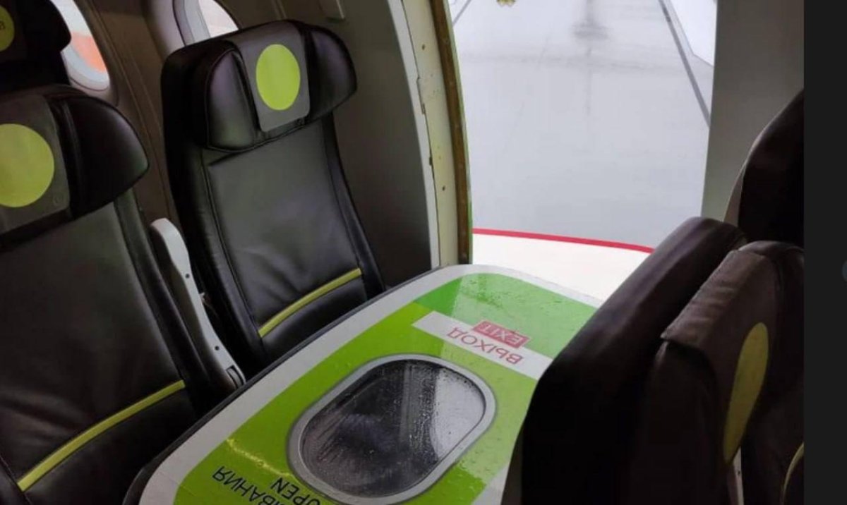 Аварийный люк в самолете