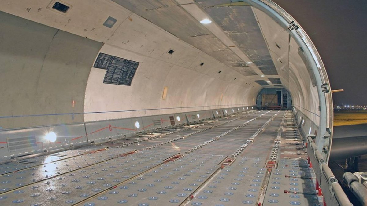 Ту 204 грузовой отсек