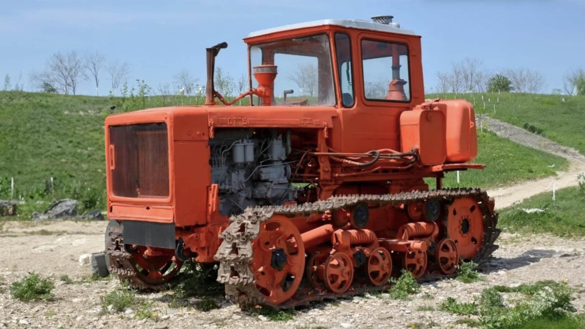 ДТ-75 трактор