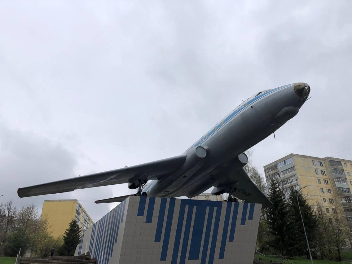 Памятник самолет