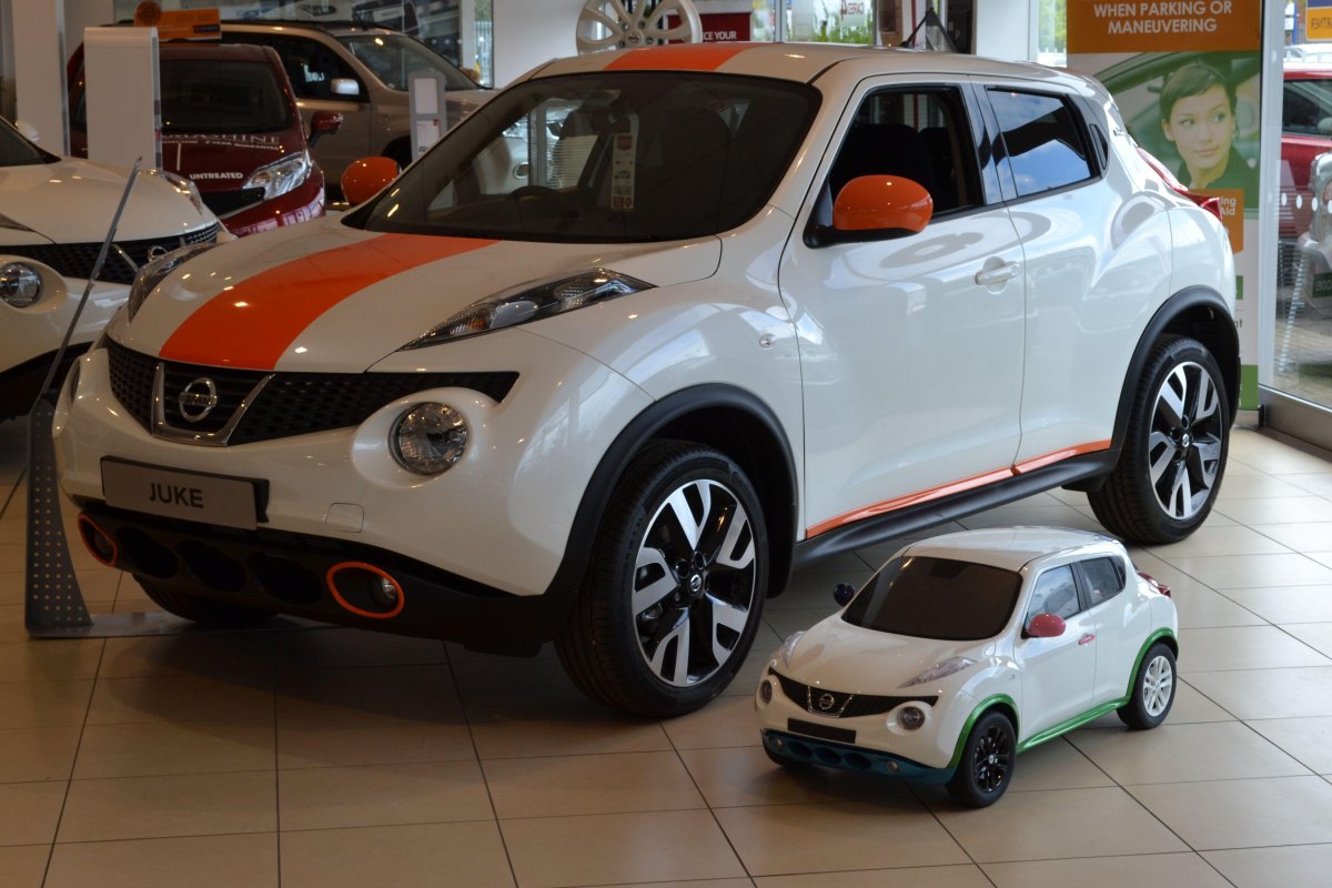 Машина Жук Ниссан небесного цвета