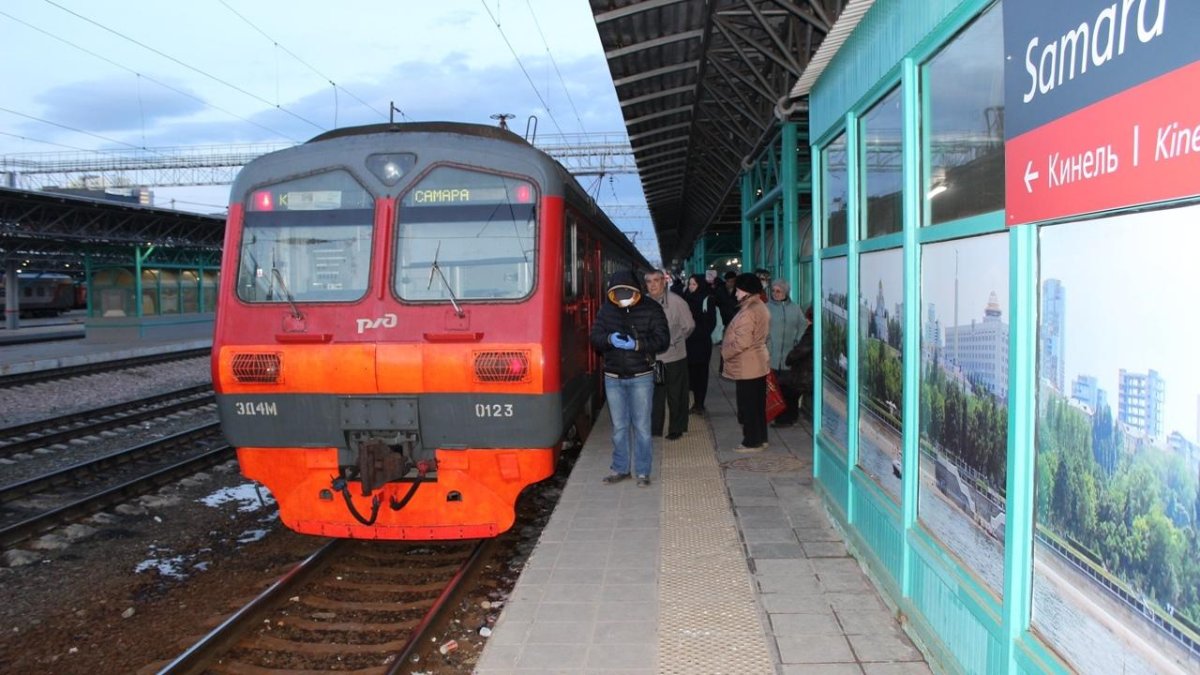 Пригородный поезд