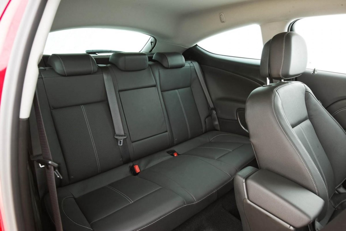 Opel Astra GTC салон сзади