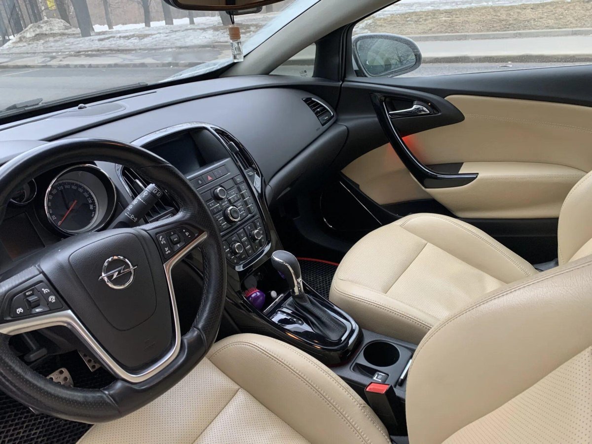 Опель Астра 2011 салон