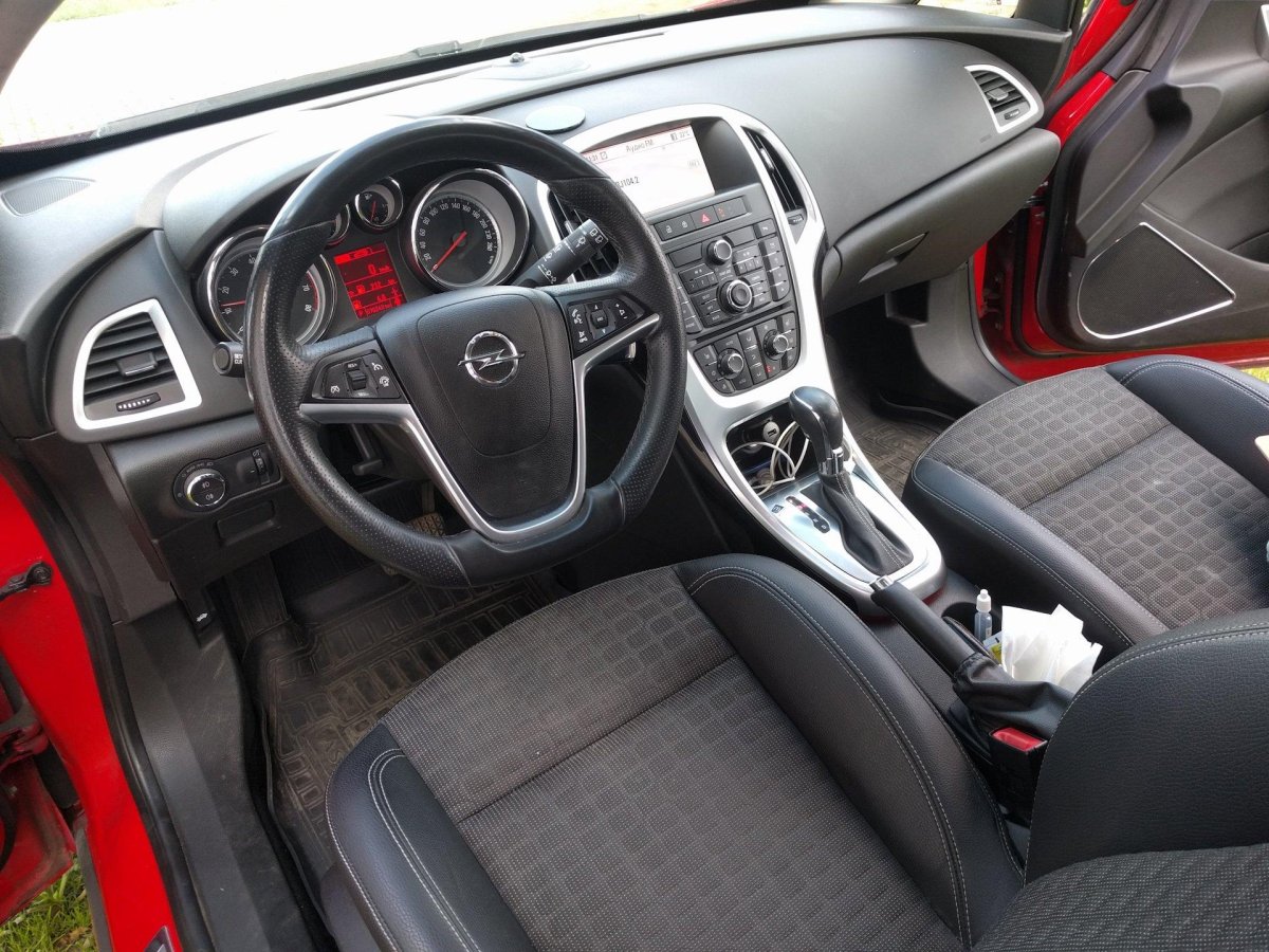 Opel Astra GTC 2013 салон