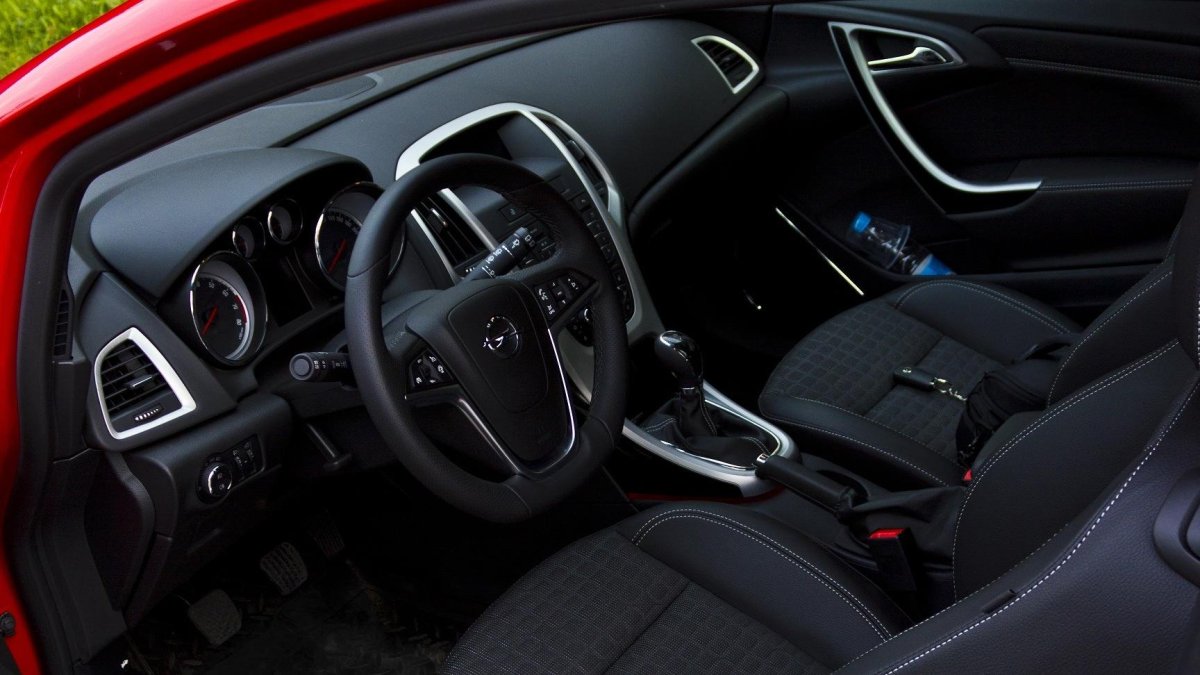 Opel Astra GTC 2012 салон