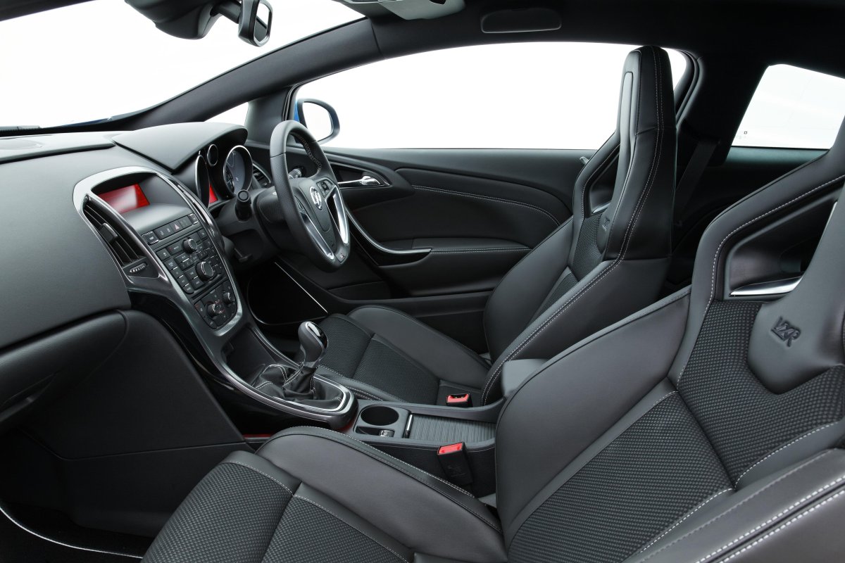 Опель Астра GTC 2014 салон