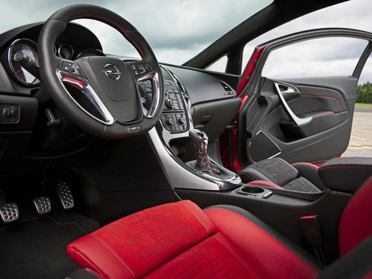 Опель Астра GTC 2010 салон