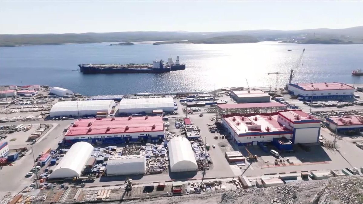 Плавучий завод СПГ Мурманск