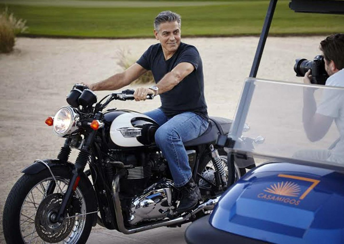 Джордж Клуни на мотоцикле