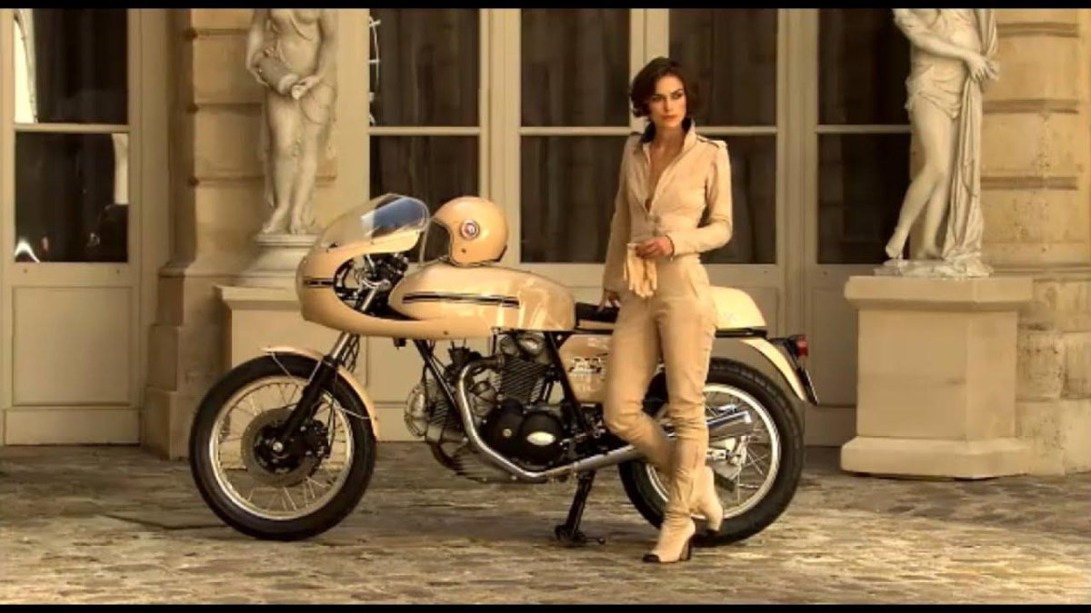 Кира Найтли мотоцикл