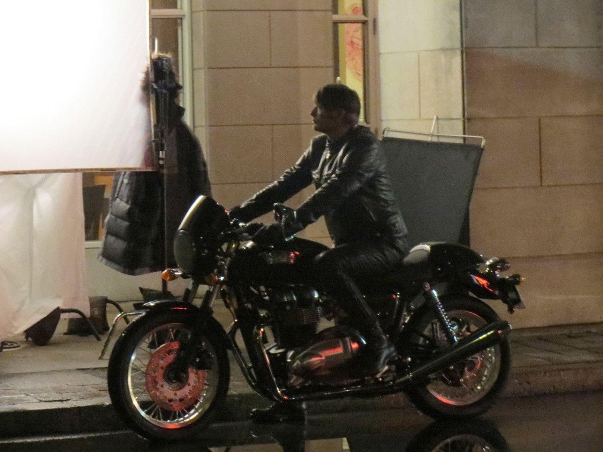 Мадс Миккельсен Ганнибал мотоцикл