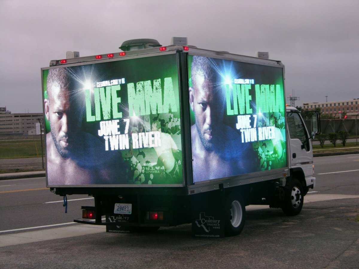 Светодиодный экран на автомобиле