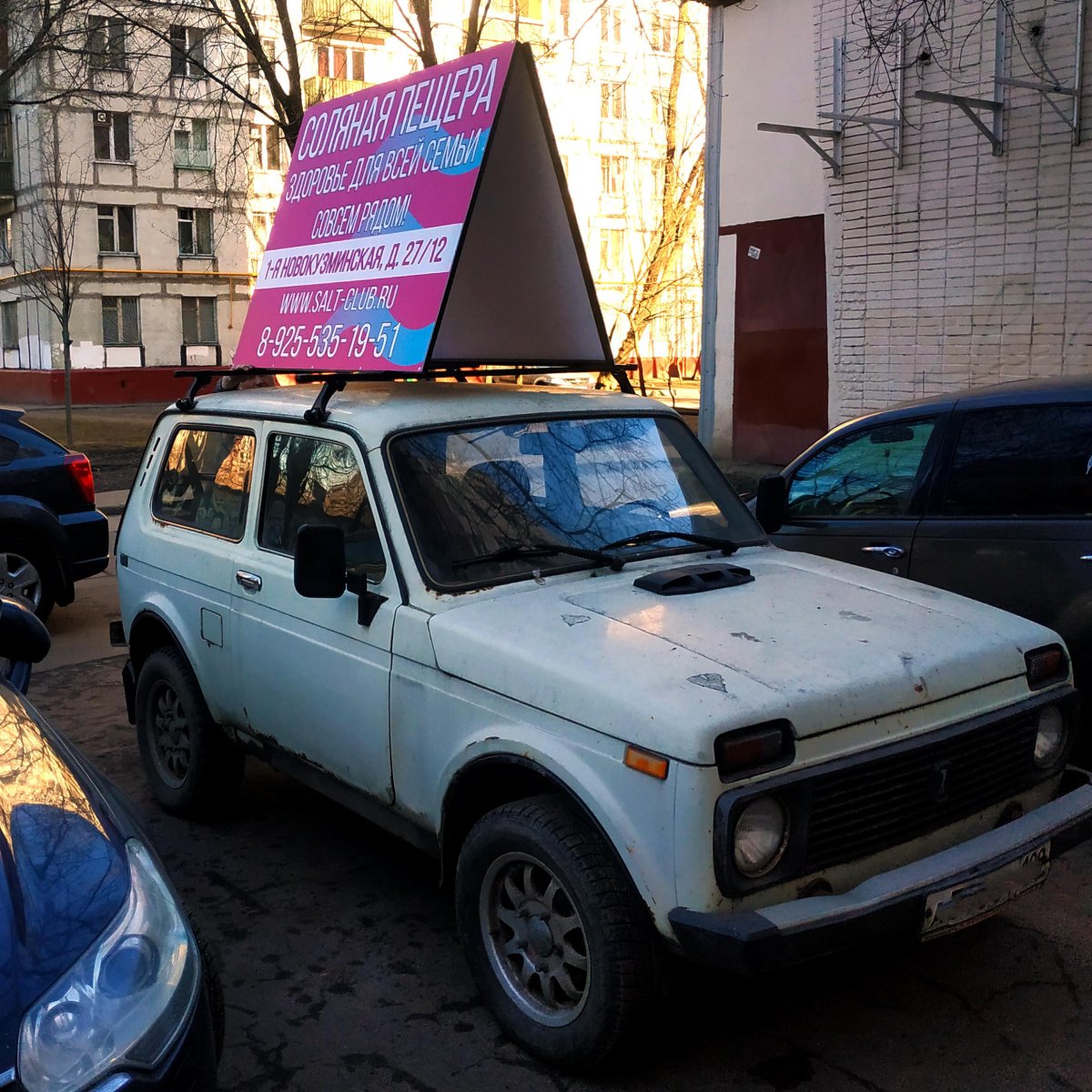 Реклама на крыше автомобиля