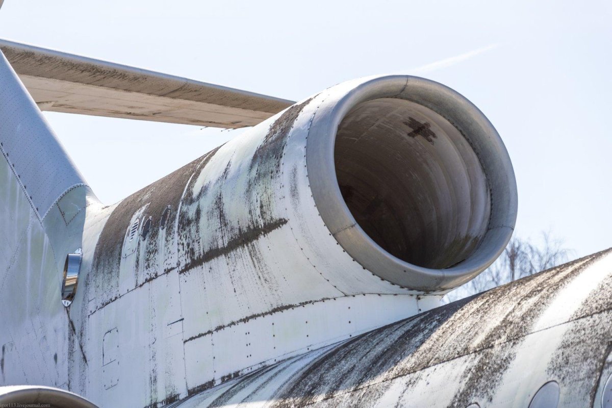 Воздухозаборник среднего двигателя ту-154м