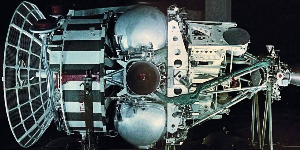 Маневрирующий космический аппарат полет-1