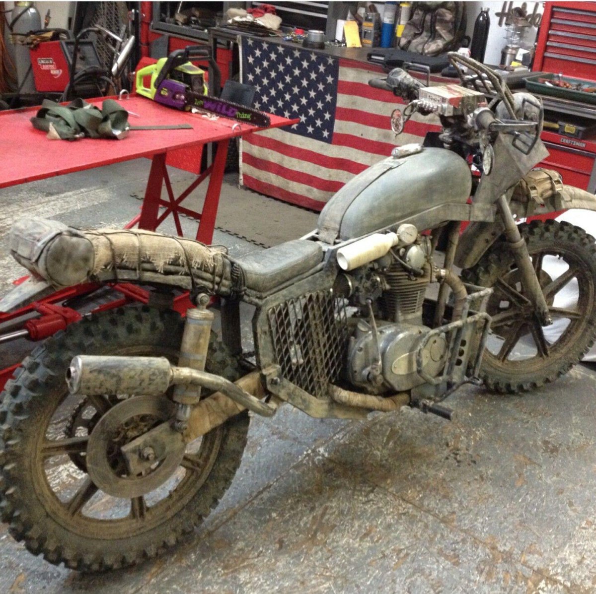 Мотоцикл Дикона сент Джона