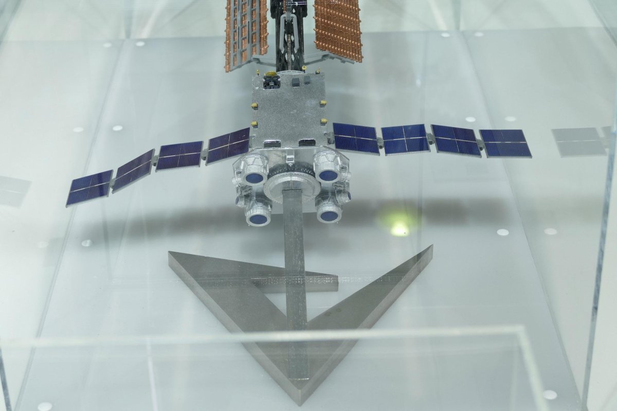 Орбитальная станция с ТЭМ Зевс