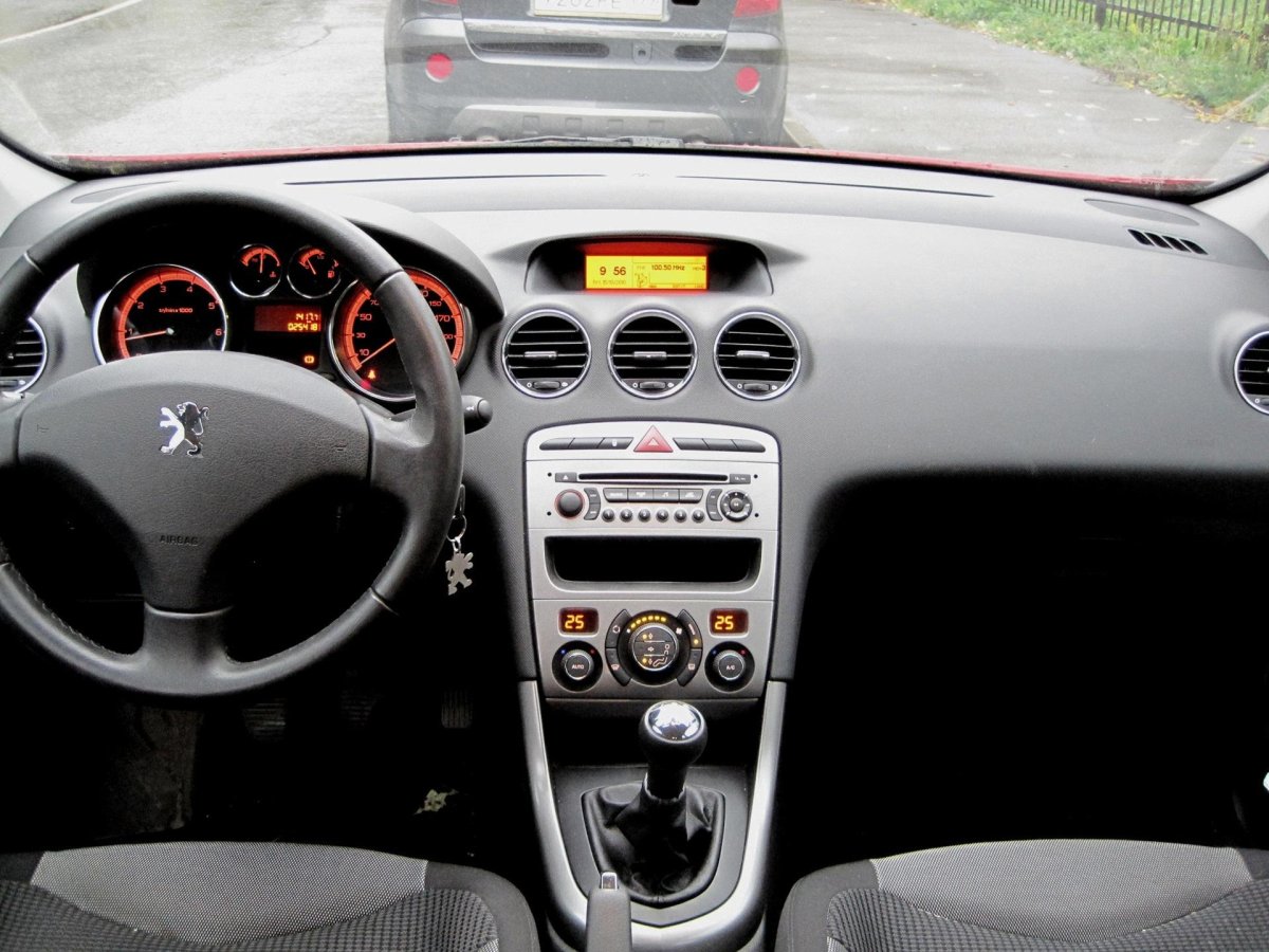 Peugeot 308 2008 салон