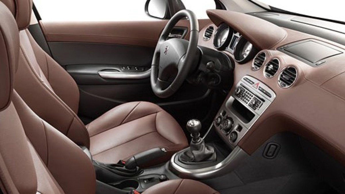 Пежо 408 кожаный салон