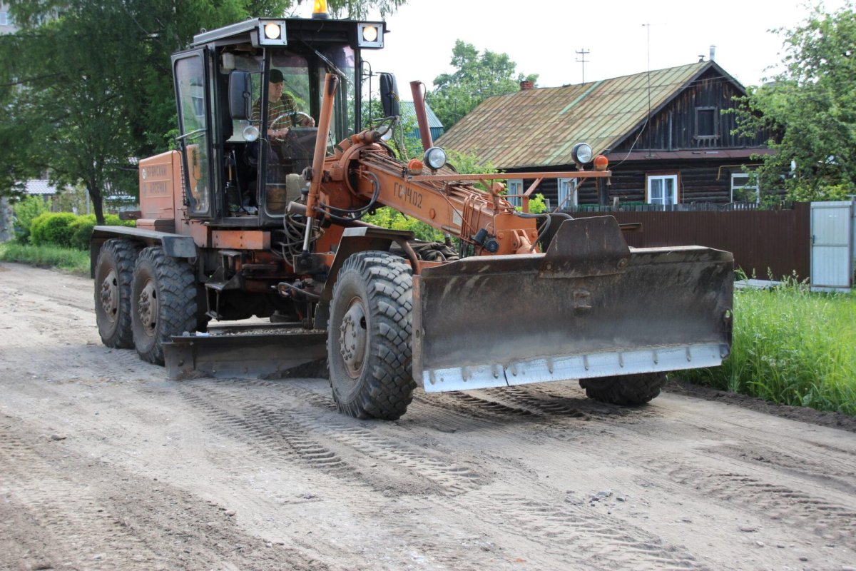 Грейдер на гравийной дороге