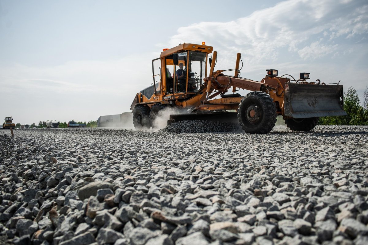 Разравнивание щебня автогрейдером
