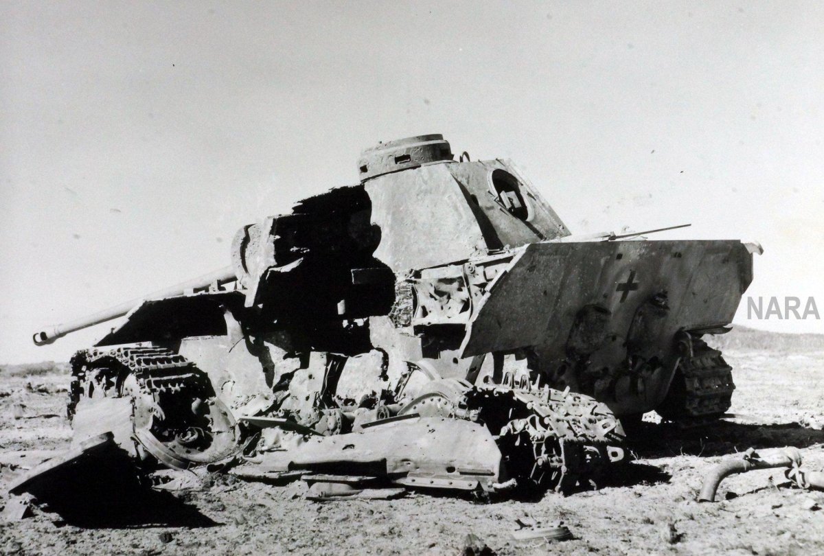 Пантера после попадания ИСУ 152