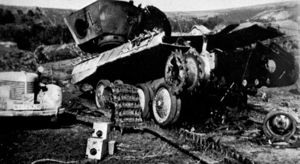 Попадание в танк пантера су152