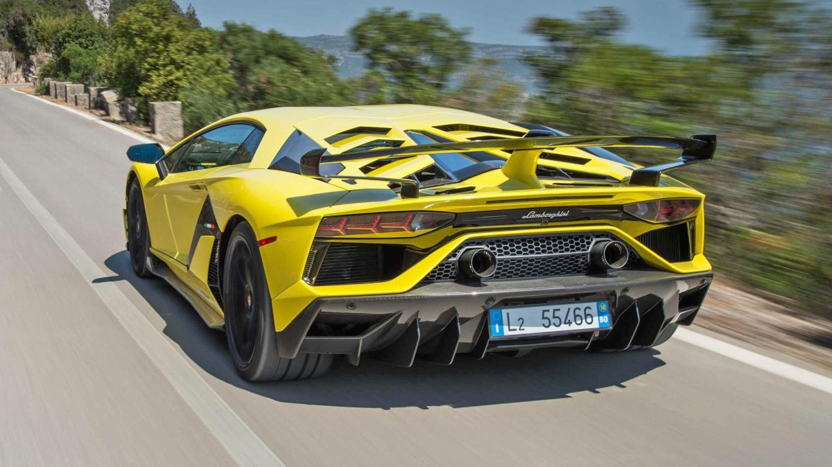 Lamborghini Aventador SVJ желтый
