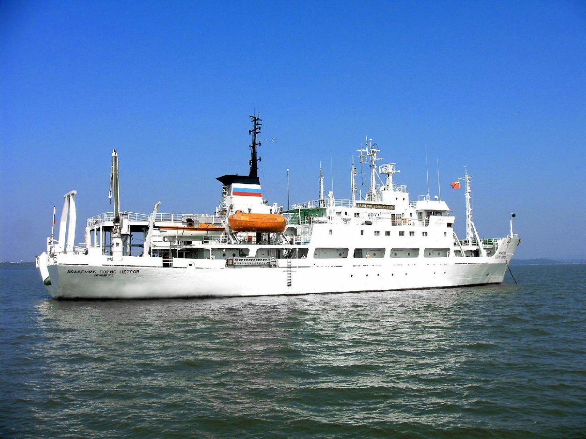 Академик Борис Петров судно