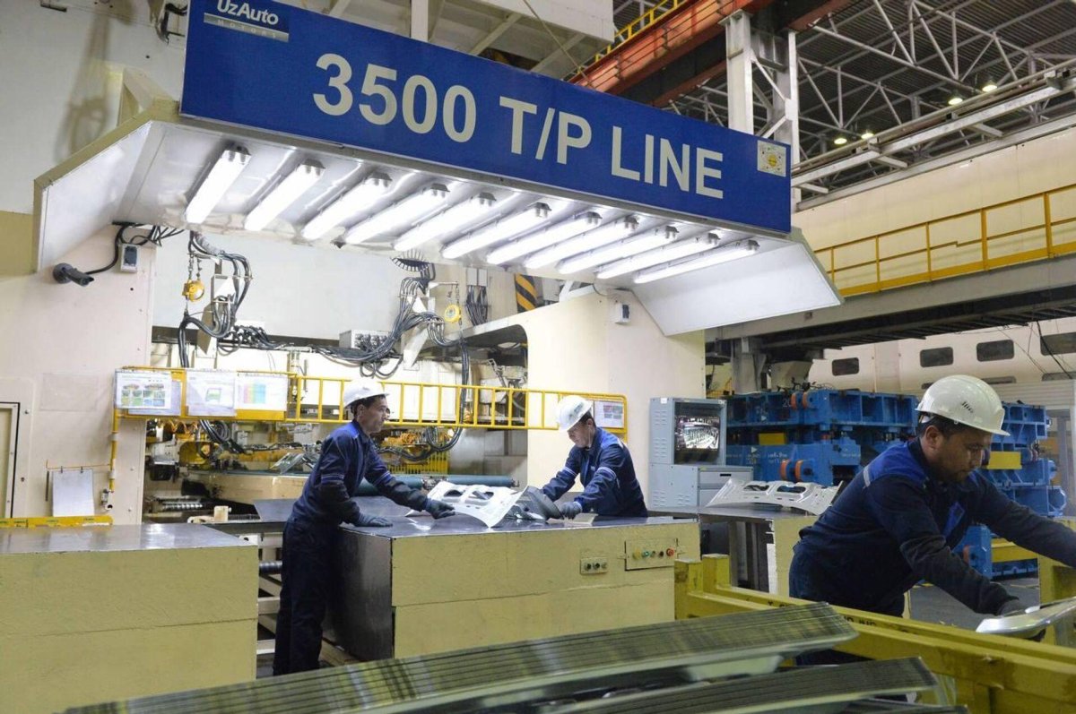 Рабочий на заводе