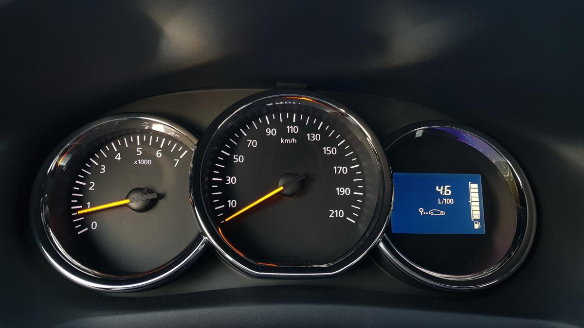 Renault Logan комбинация приборов