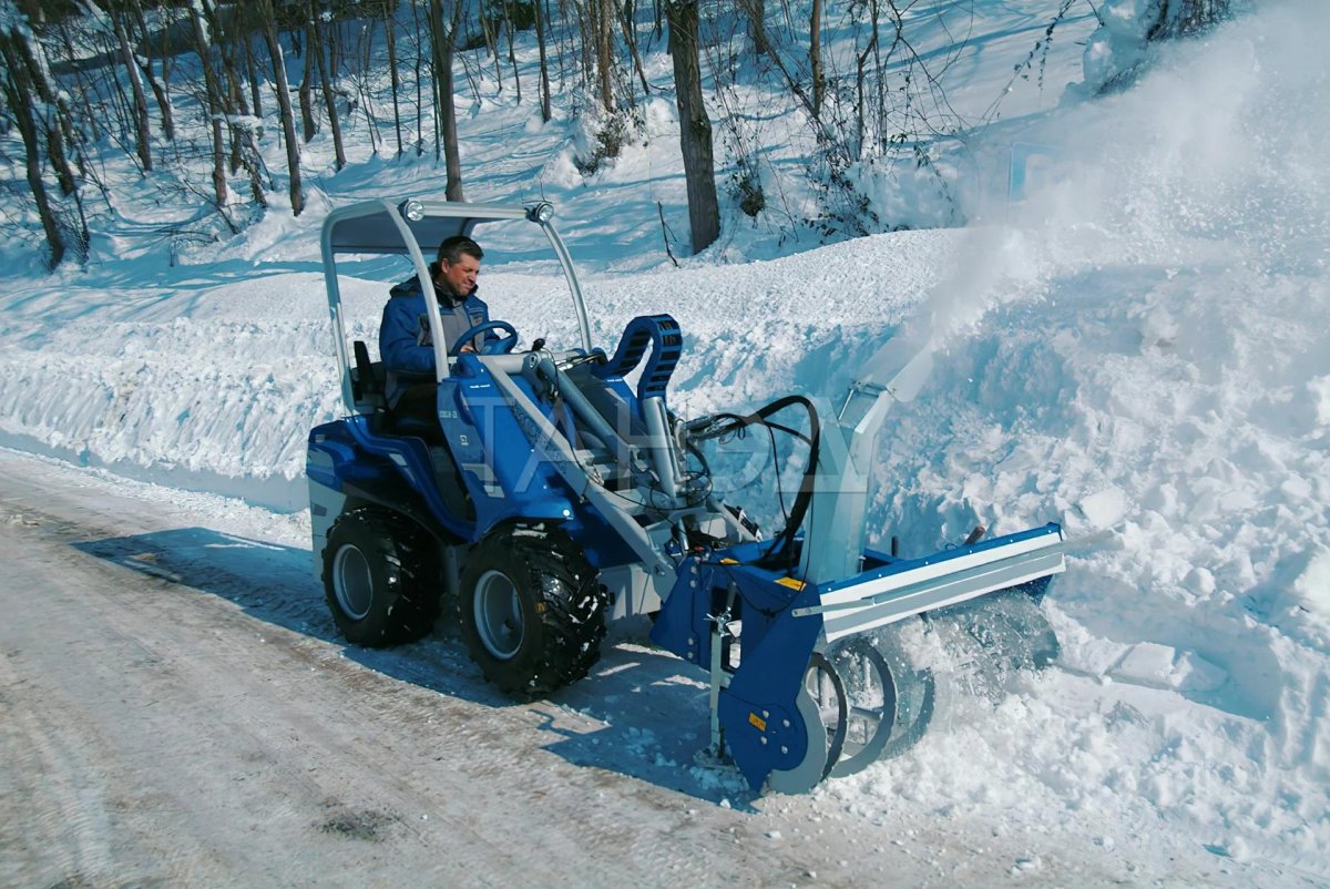 Минитрактор Авант снегоуборщик