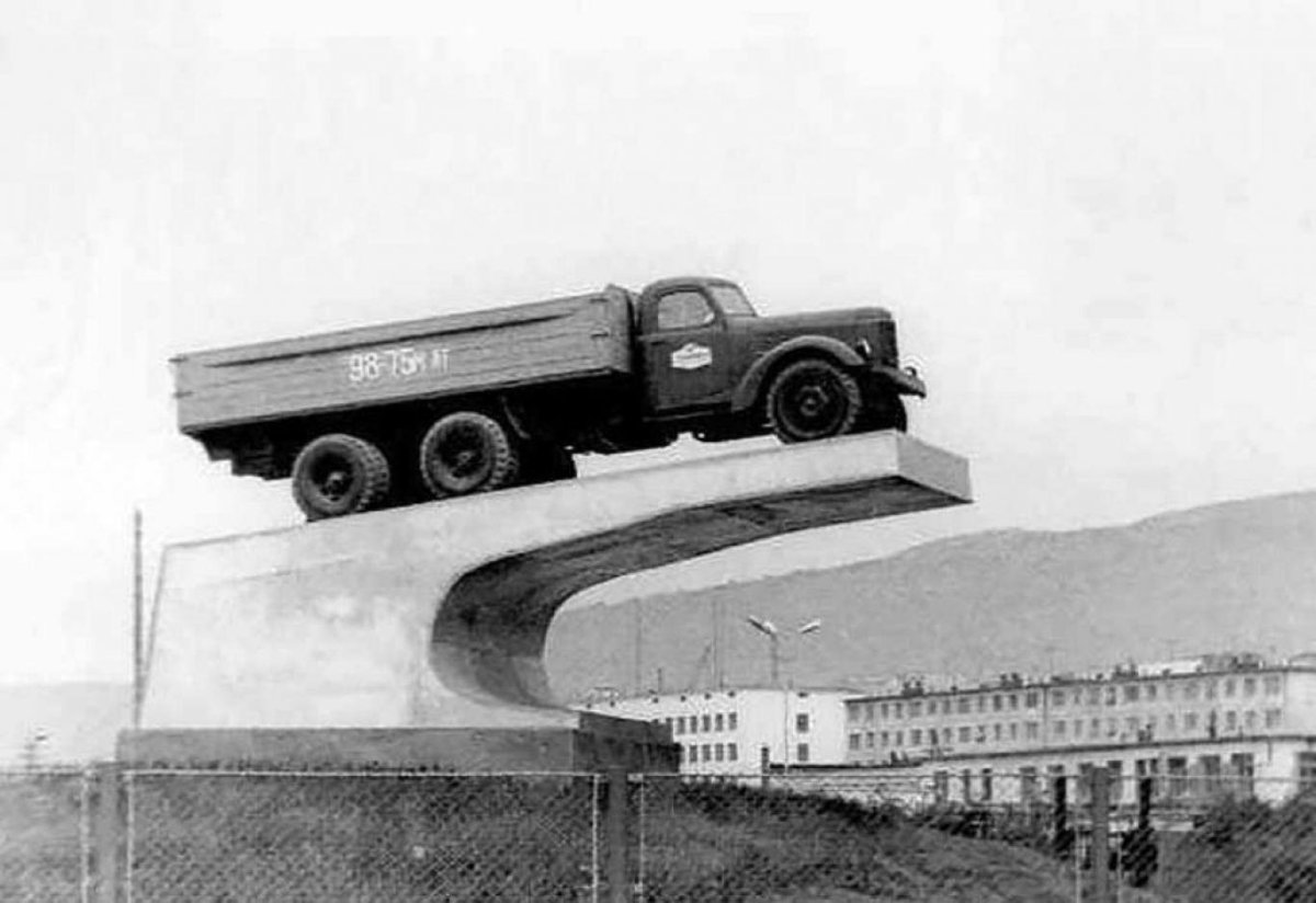 Памятник трехосному ЗИЛ-164