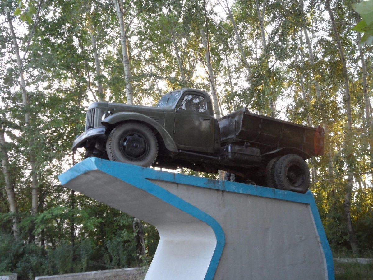 Постамент для автомобиля