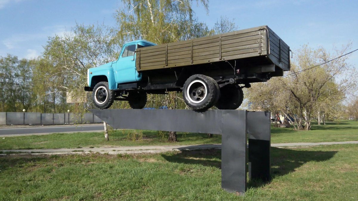 Памятник «автомобиль ГАЗ—21 „Волга“»
