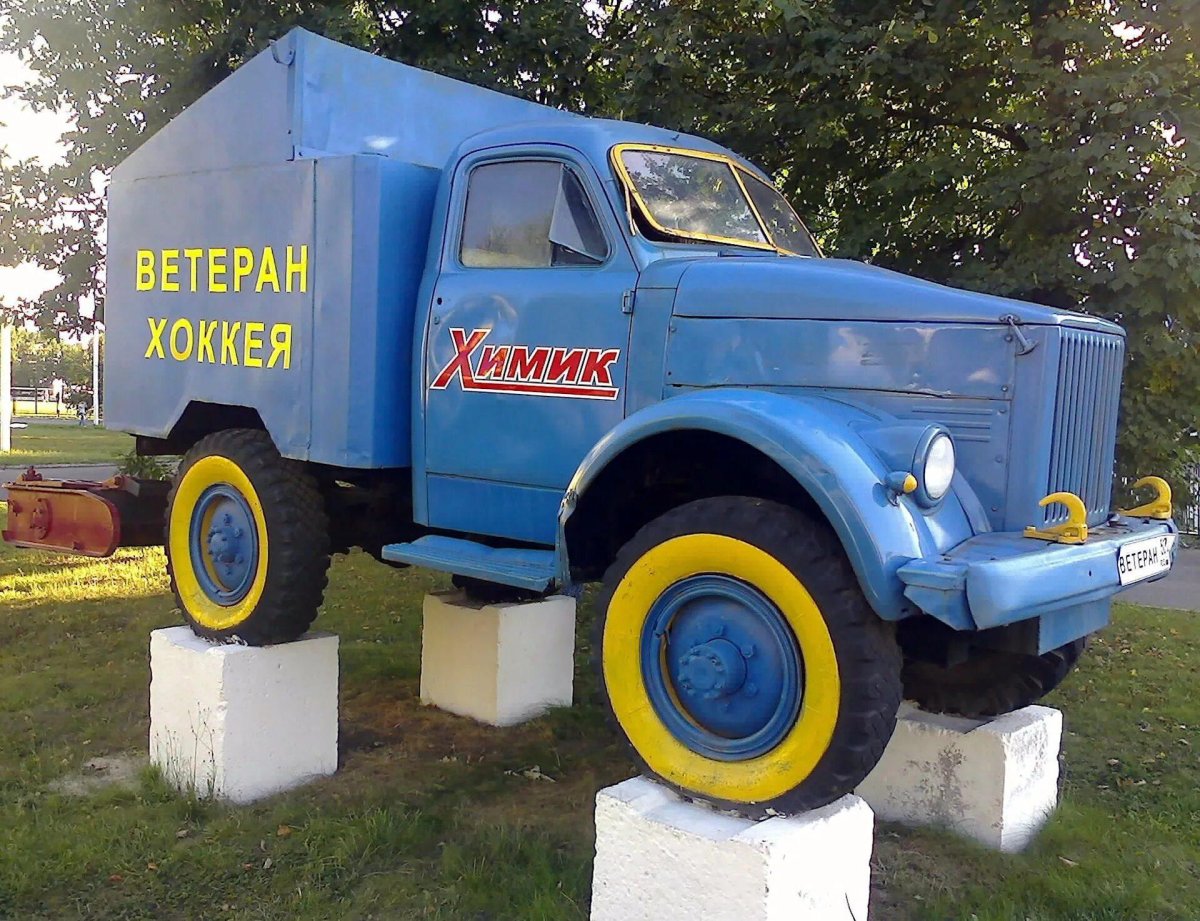 Постамент с ГАЗ-51