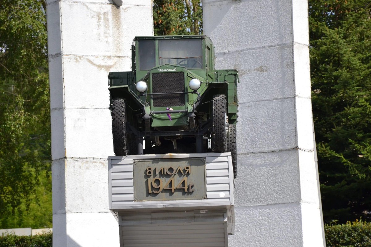 Памятники Миасса Уральский автомобильный завод