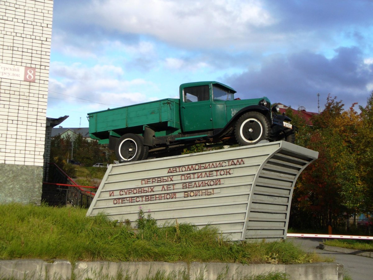 Памятник автомобилистам Мурманск
