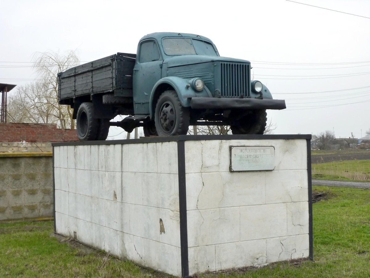Постамент с ГАЗ-51