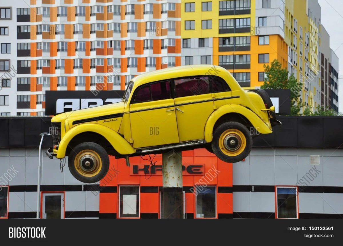 Москвич на постаменте Брянск