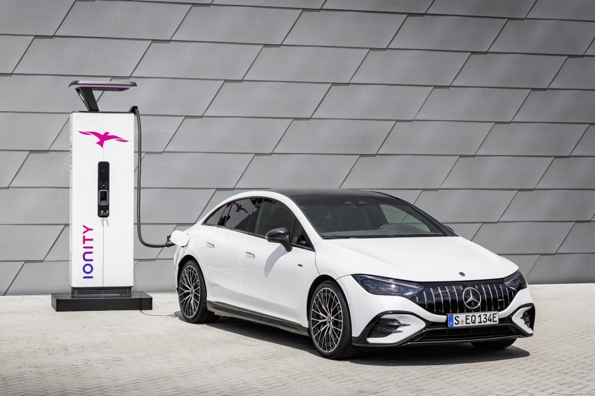 Мерседес eqe 2022