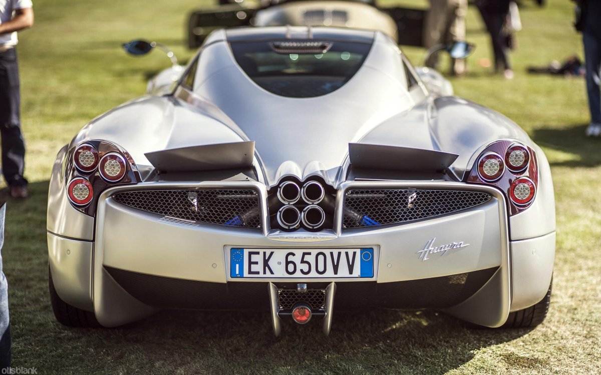 Pagani Huayra зад