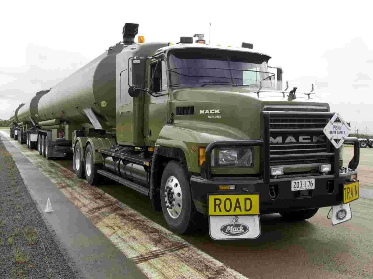 Mack Trucks. Тягач