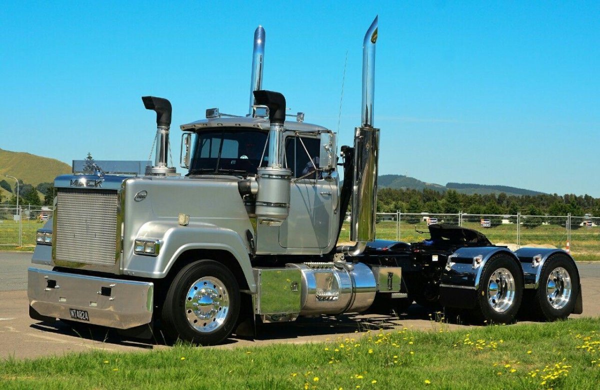 Грузовик Mack r401