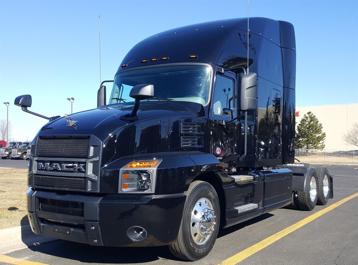 Тягач Mack 2020