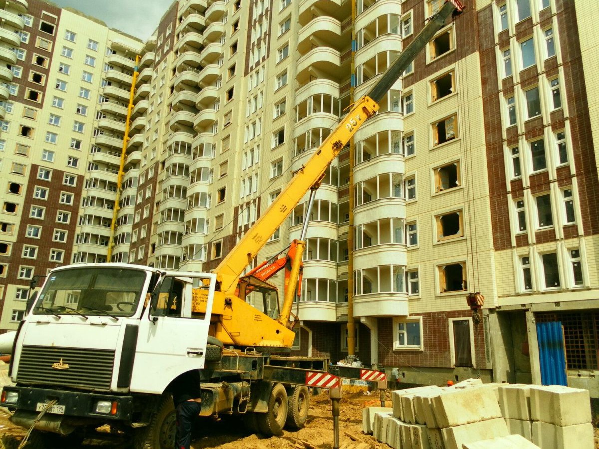 Автокран на стройке