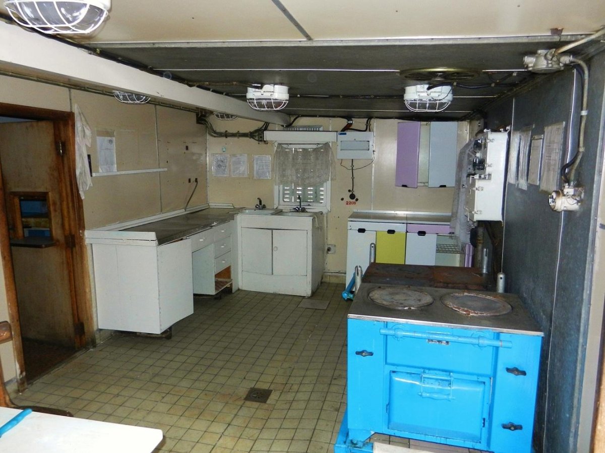 Катер Ярославец камбуз