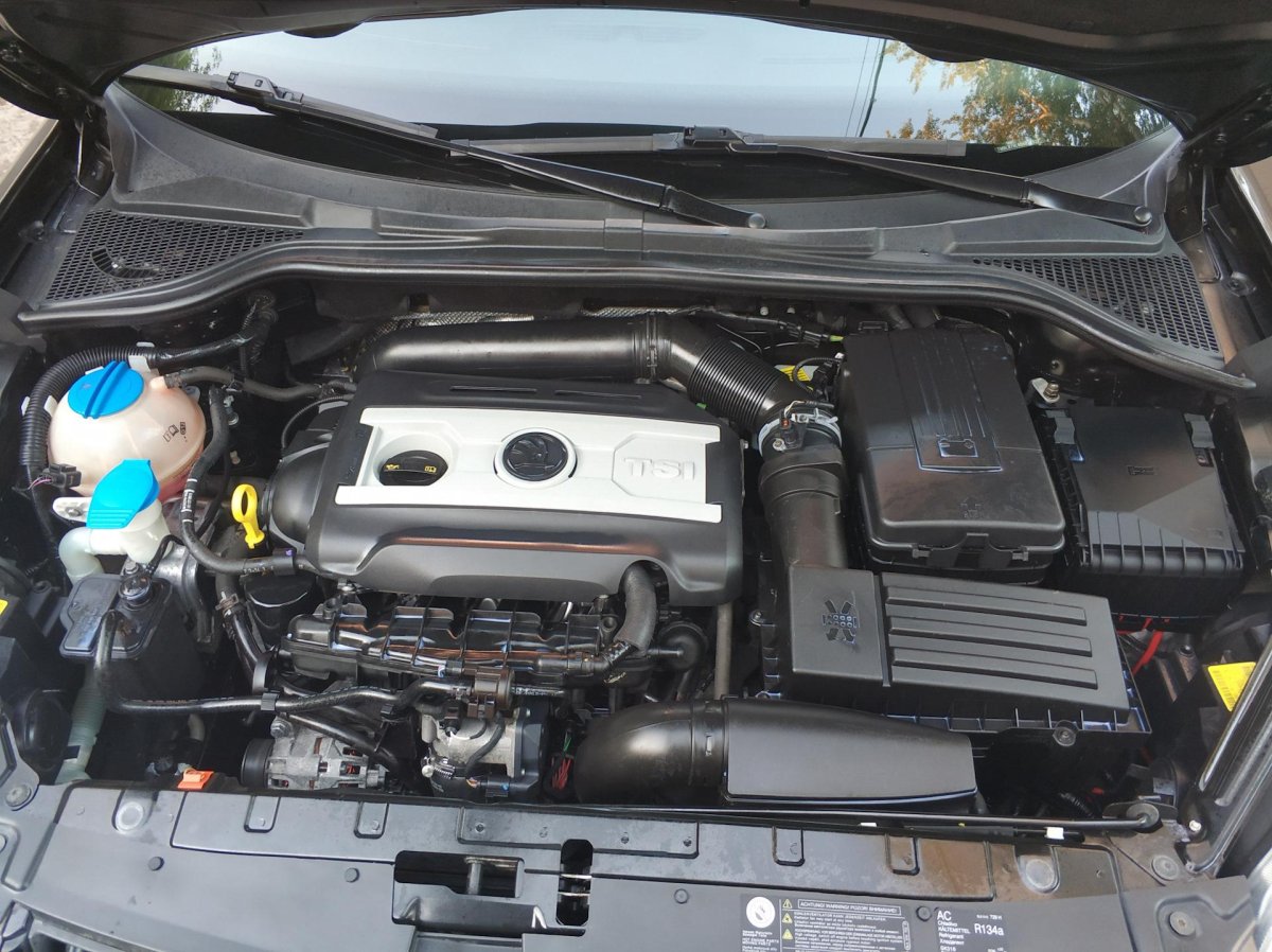 Моторный отсек Шкода Йети 1.4