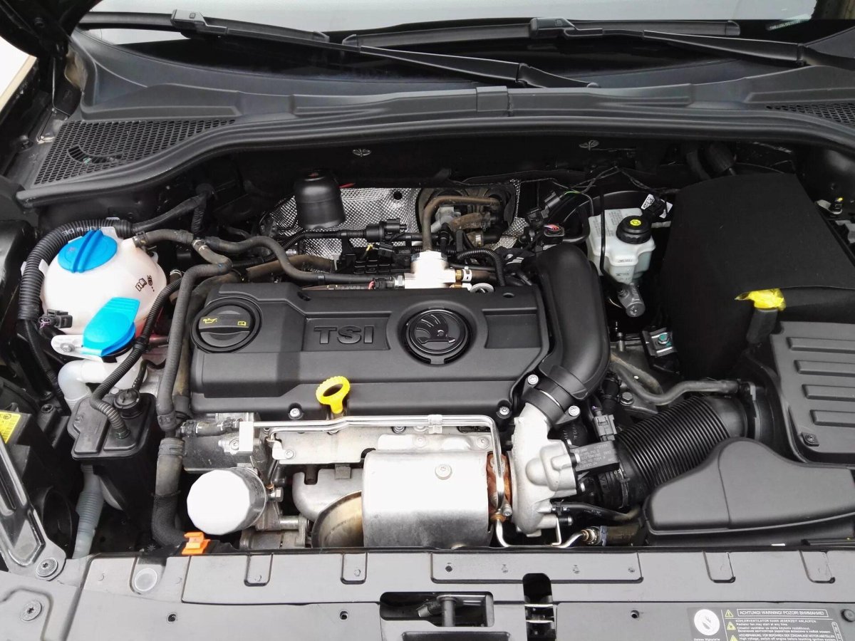 Моторный отсек Шкода Йети 1.2